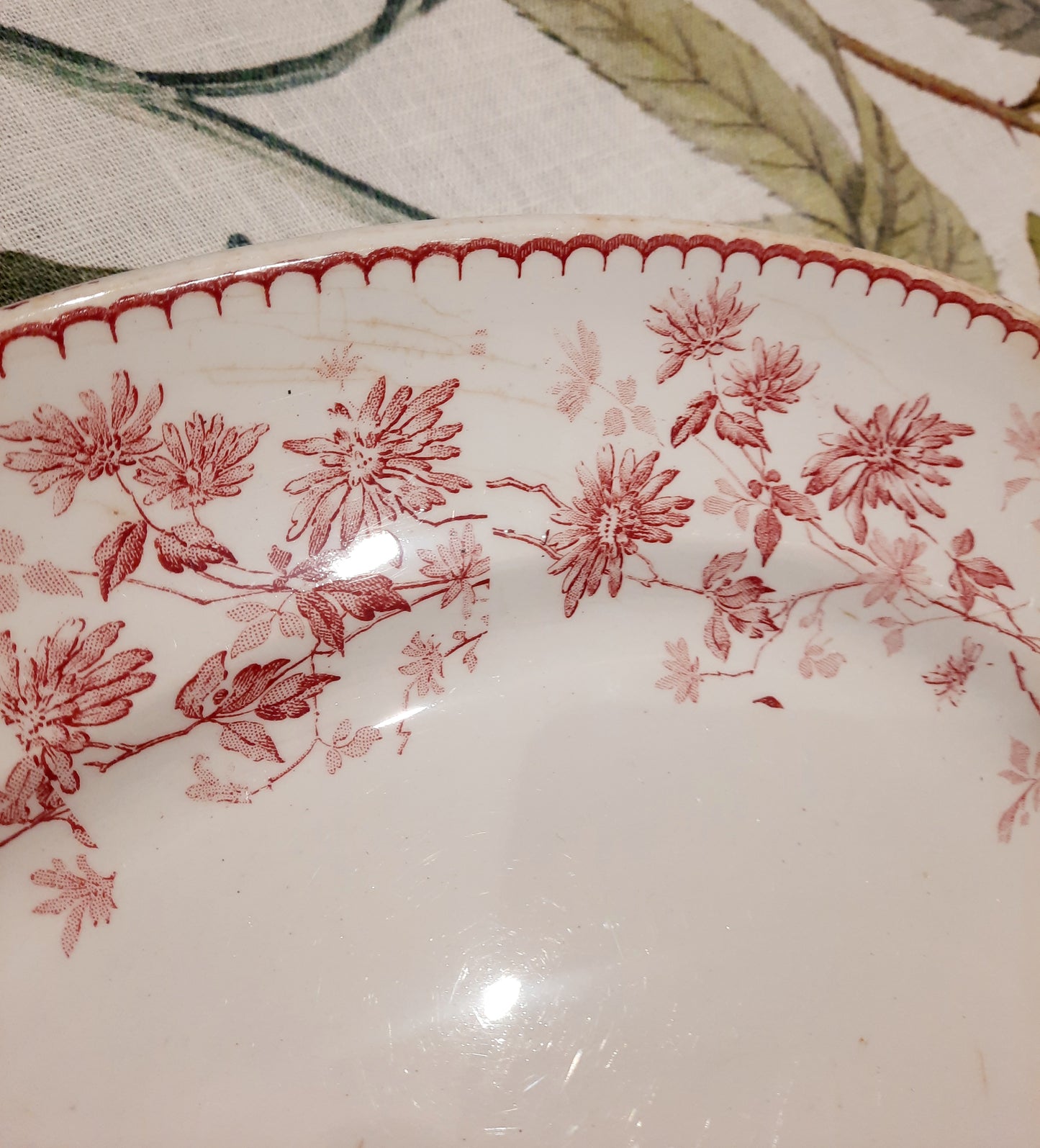 Plat Ovale "Mignardise" en Terre de Fer – Élégance et Charme d’Antan