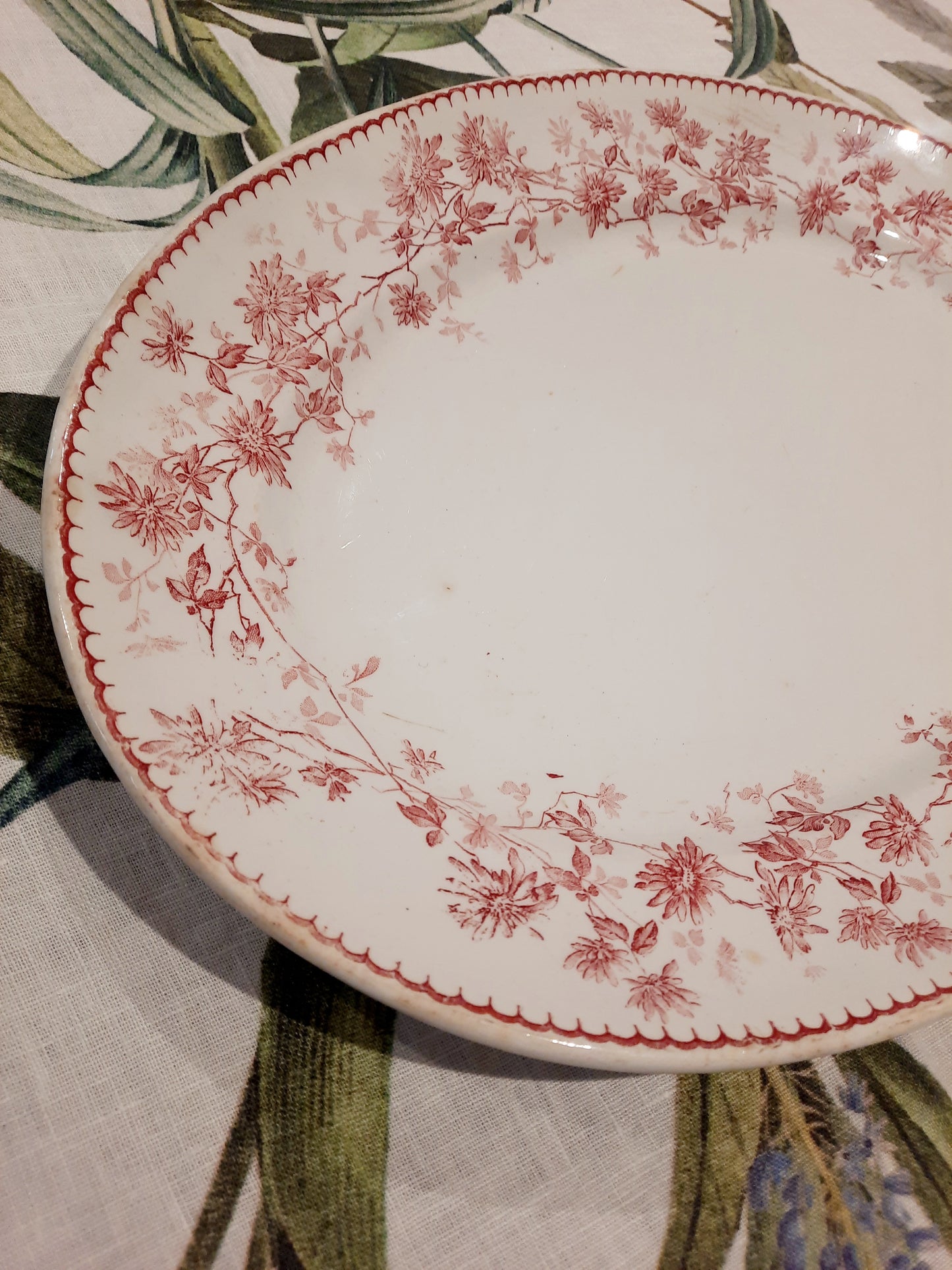 Plat Ovale "Mignardise" en Terre de Fer – Élégance et Charme d’Antan