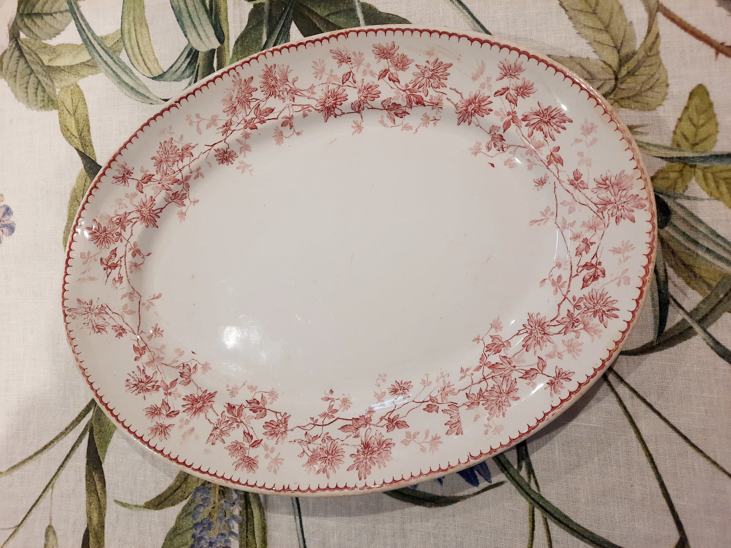 Plat Ovale "Mignardise" en Terre de Fer – Élégance et Charme d’Antan