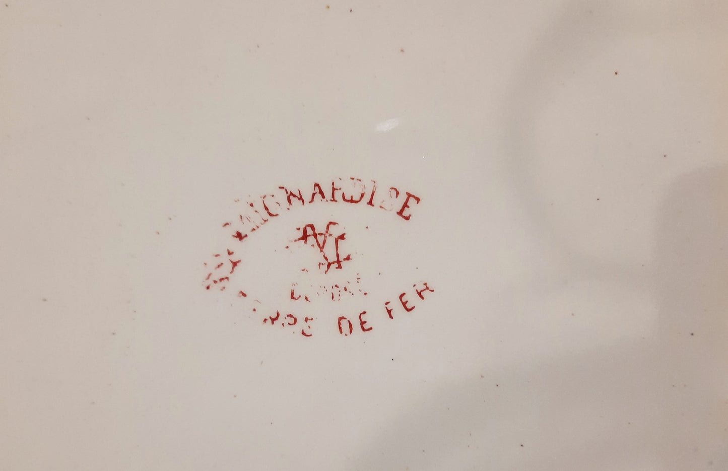 Plat Ovale "Mignardise" en Terre de Fer – Élégance et Charme d’Antan
