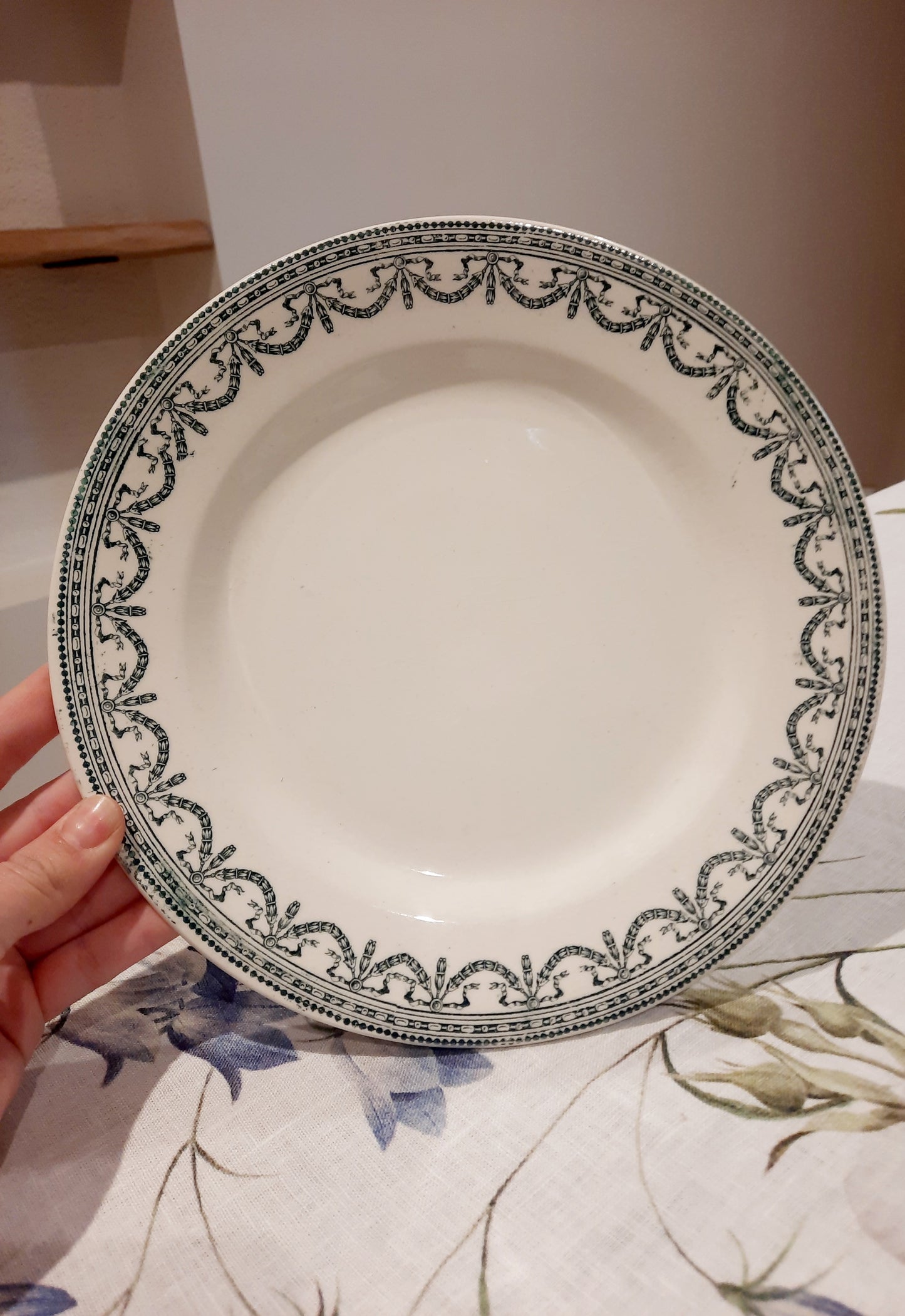 Assiette Plate "Guirlande" – E.C Salins Terre de Fer