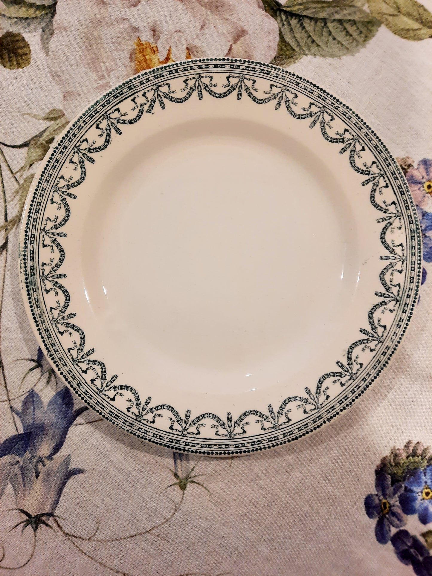 Assiette Plate "Guirlande" – E.C Salins Terre de Fer