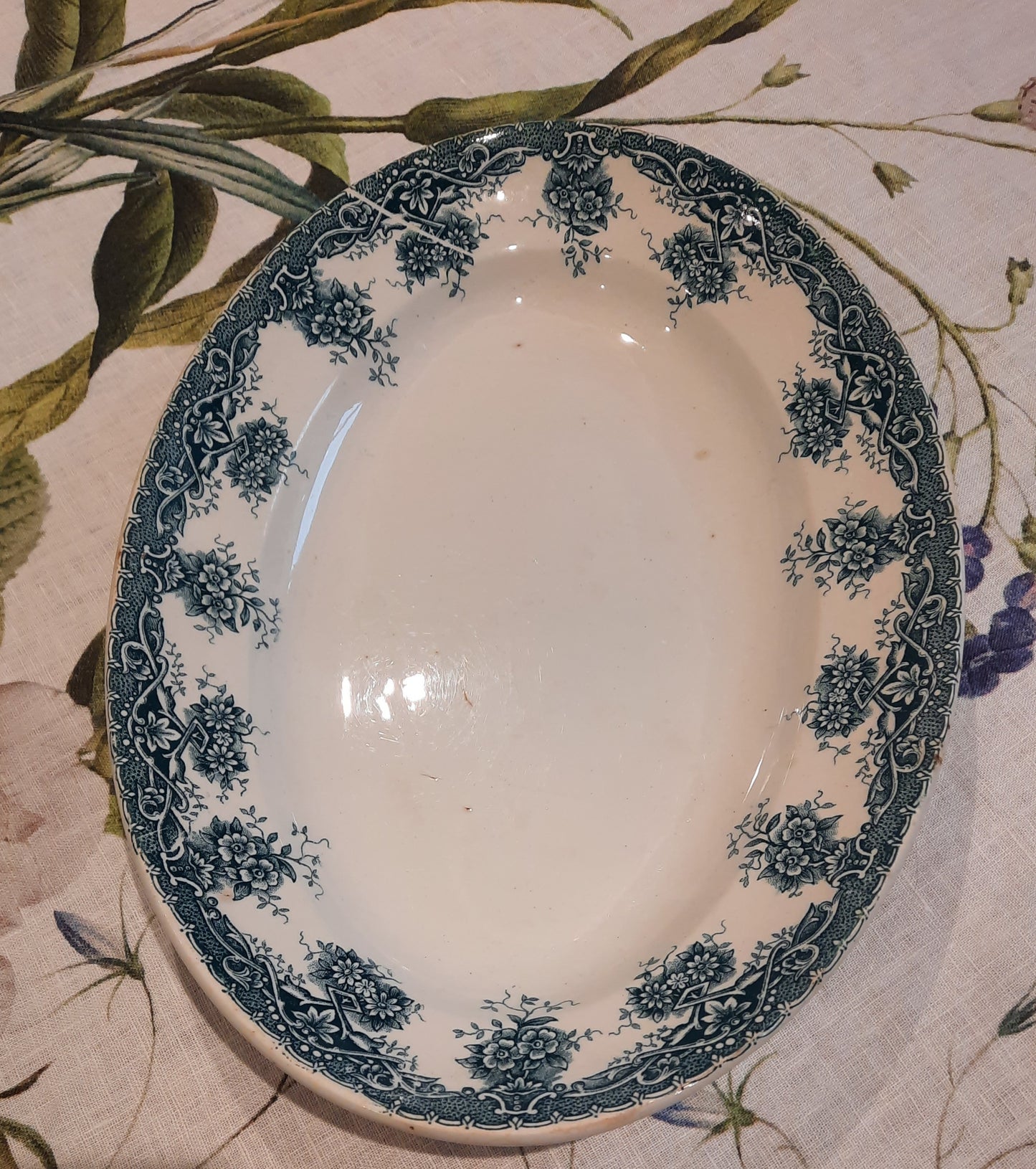 Plat ovale en faïence – St Amand les Eaux
