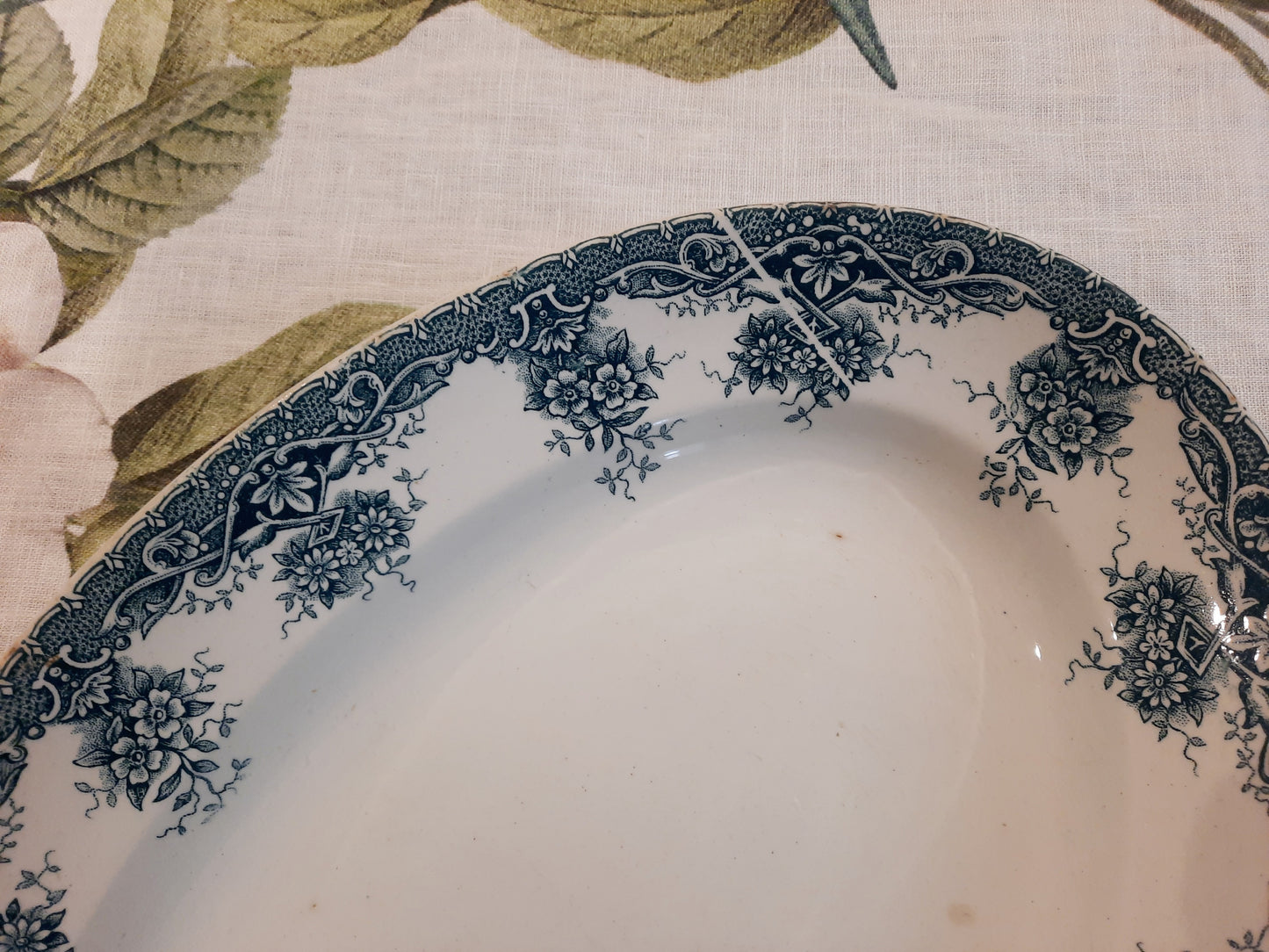 Plat ovale en faïence – St Amand les Eaux