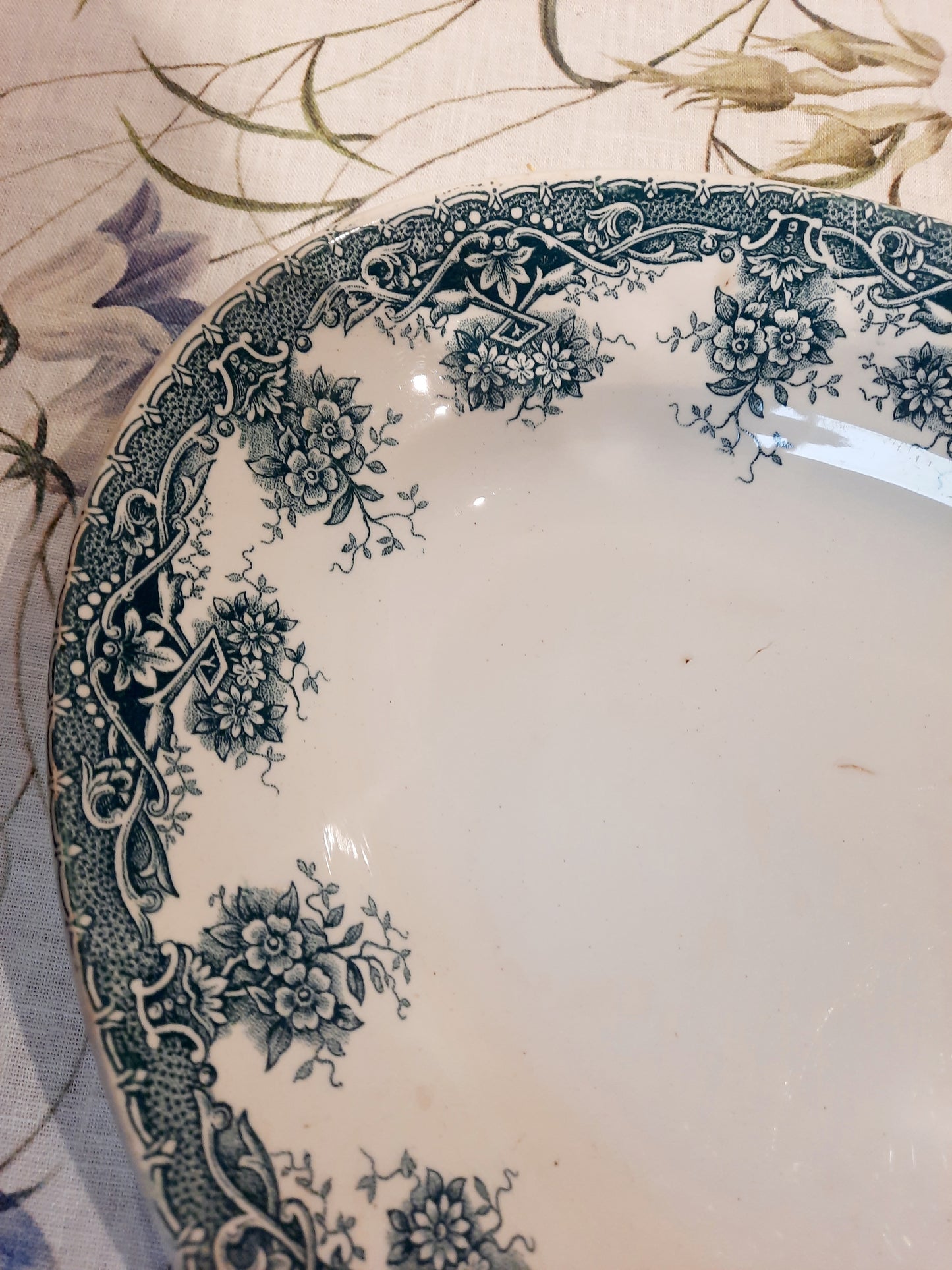 Plat ovale en faïence – St Amand les Eaux