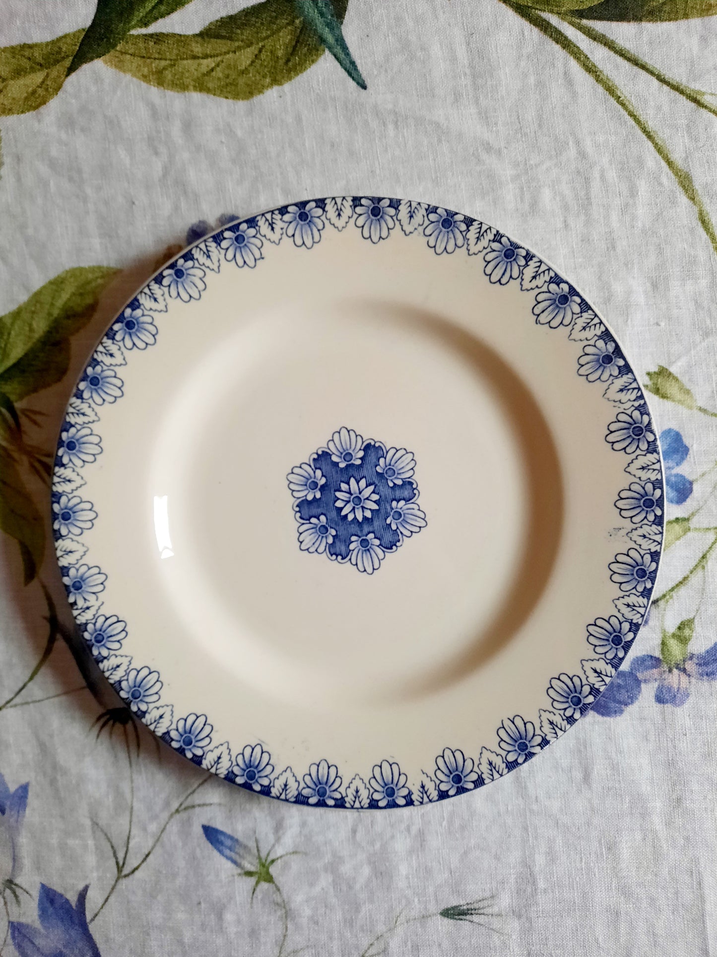 Intemporel raffinement – Lot de 4 assiettes plates Lunéville K&G Rouen – XIXe siècle