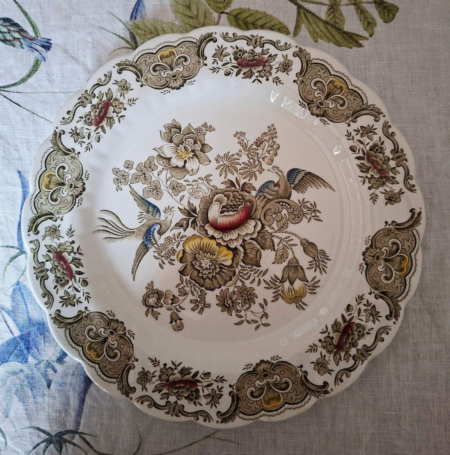 Plat rond Ridgway of Staffordshire, modèle Windsor