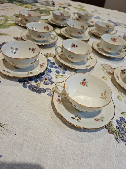 Lot de 12 tasses et soucoupes, véritable porcelaine