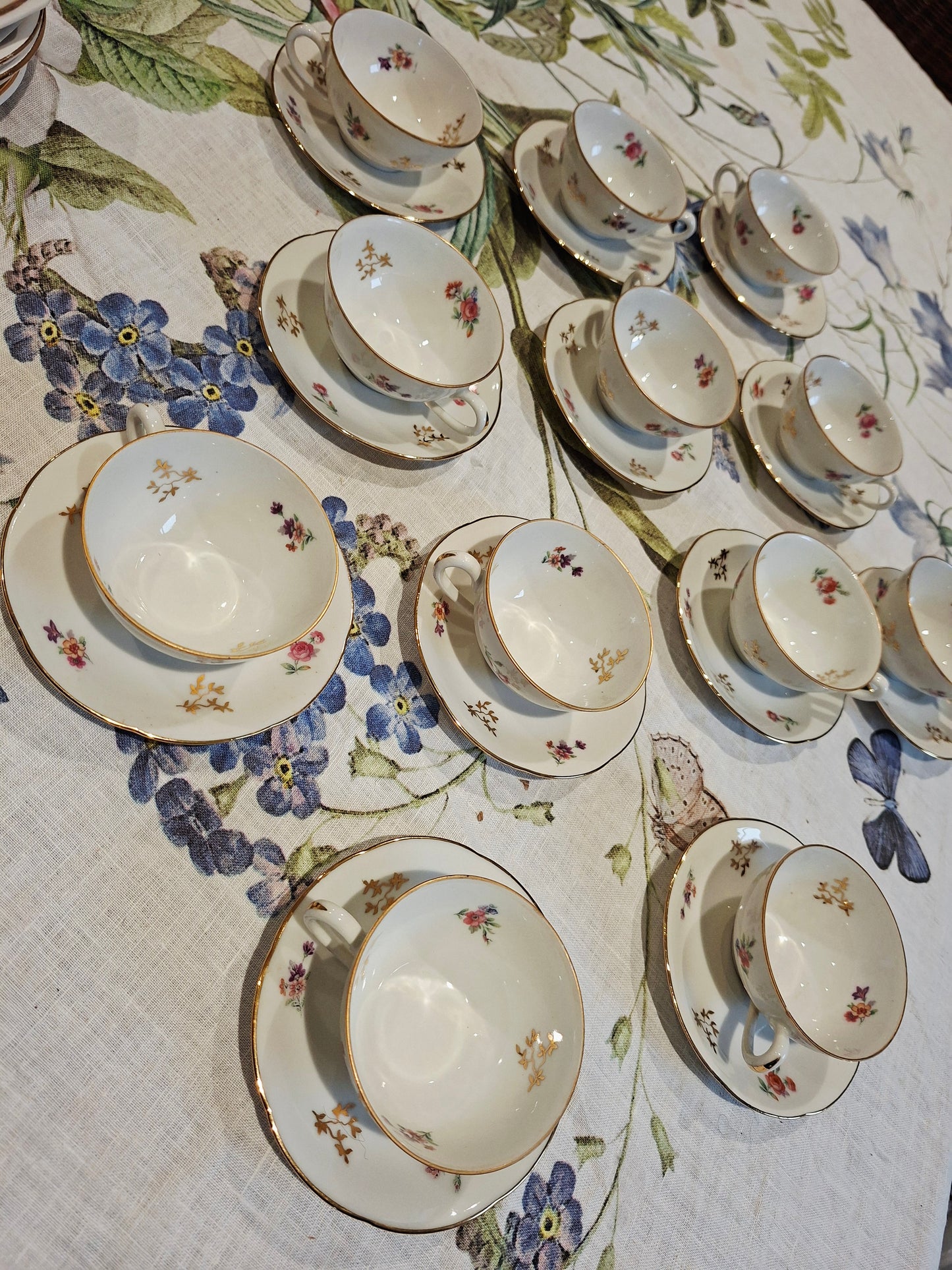 Lot de 12 tasses et soucoupes, véritable porcelaine
