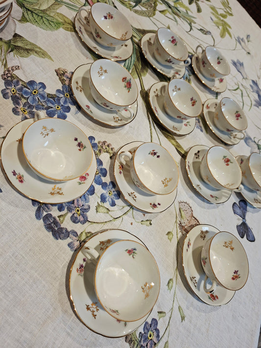 Lot de 12 tasses et soucoupes, véritable porcelaine