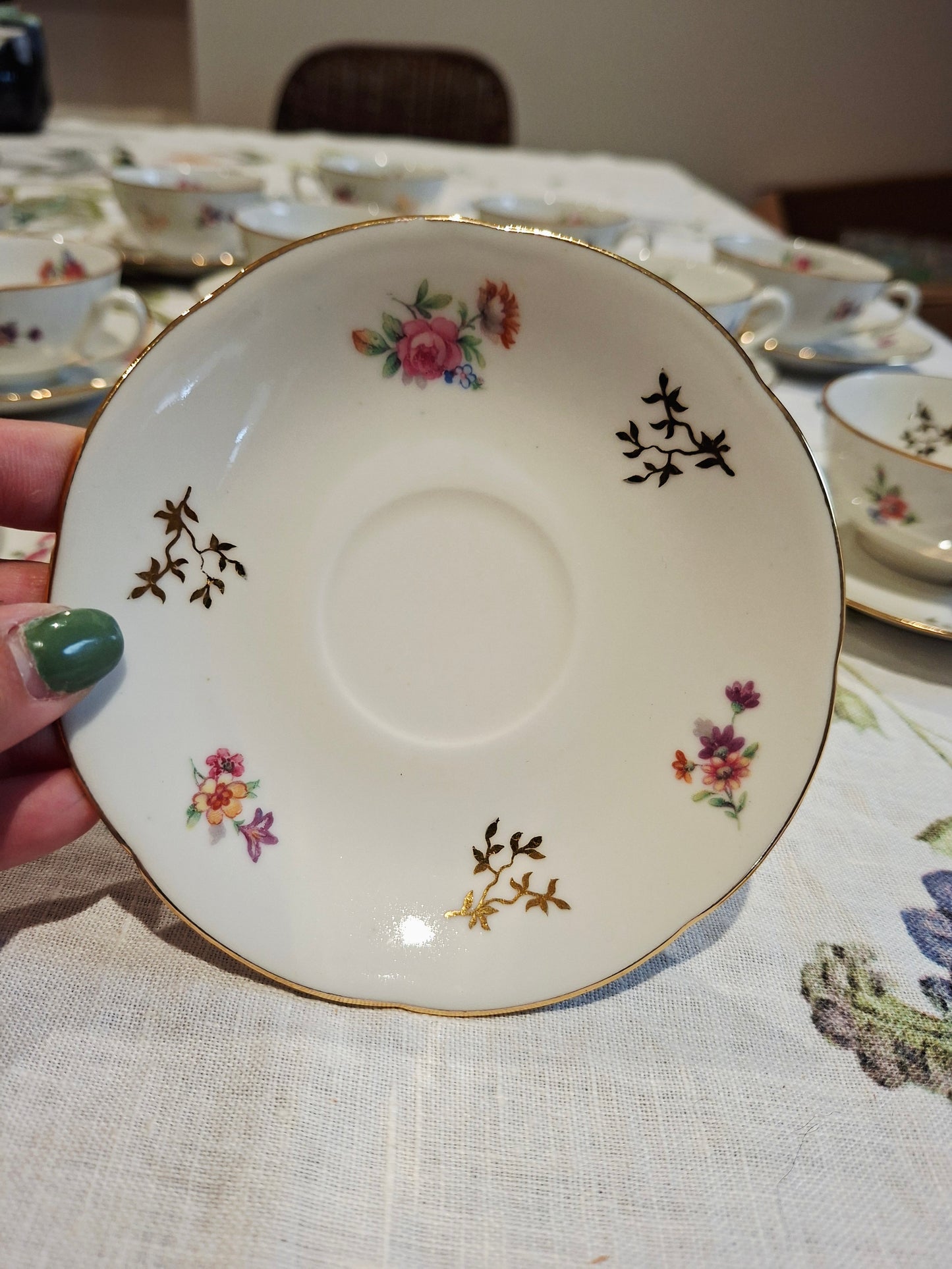 Lot de 12 tasses et soucoupes, véritable porcelaine