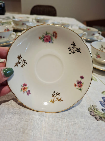 Lot de 12 tasses et soucoupes, véritable porcelaine