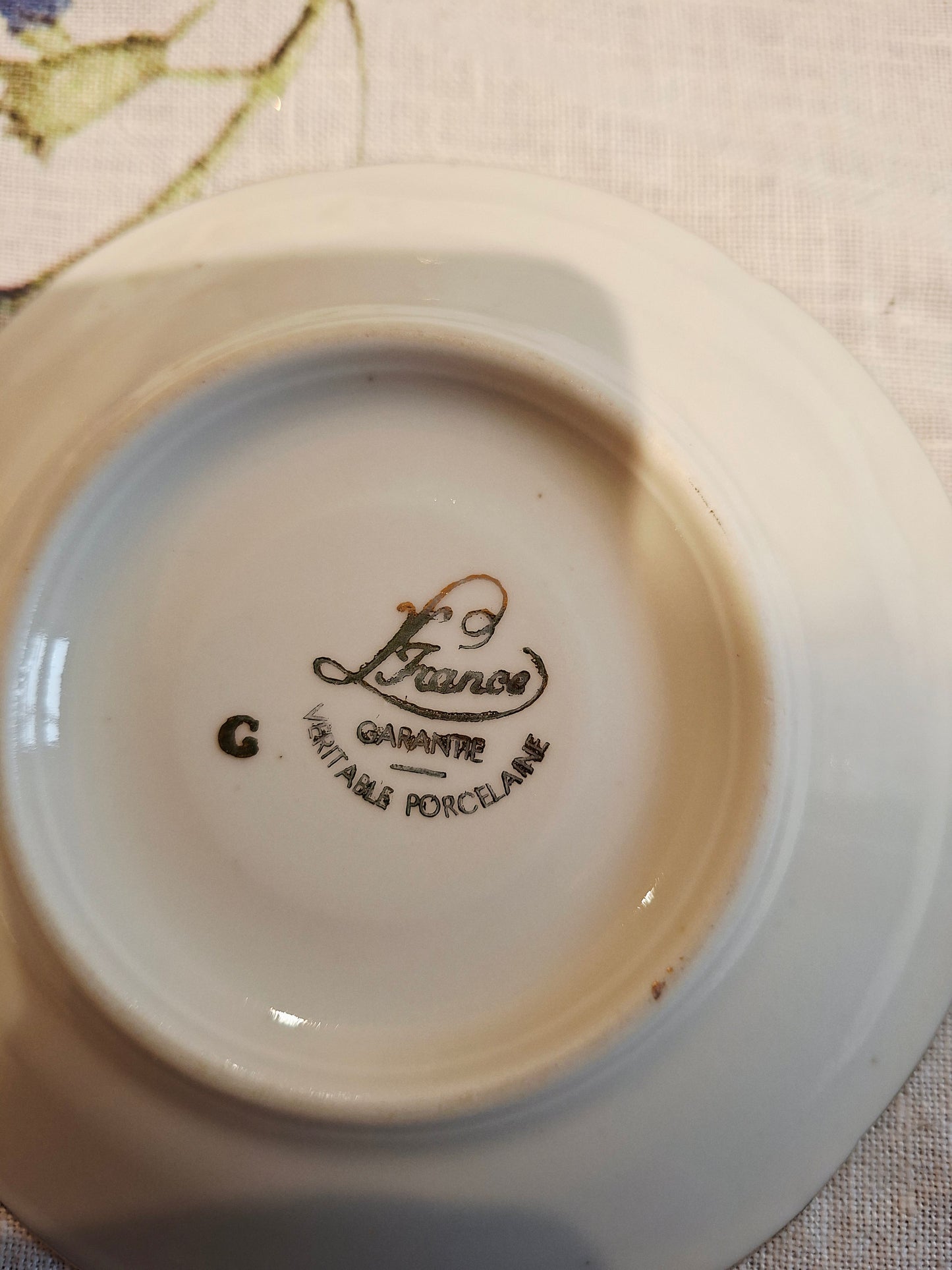 Lot de 12 tasses et soucoupes, véritable porcelaine