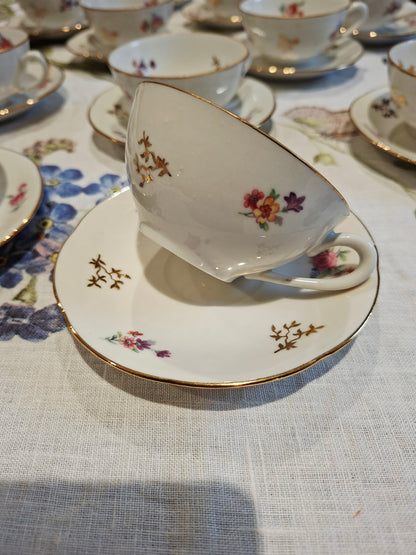Lot de 12 tasses et soucoupes, véritable porcelaine