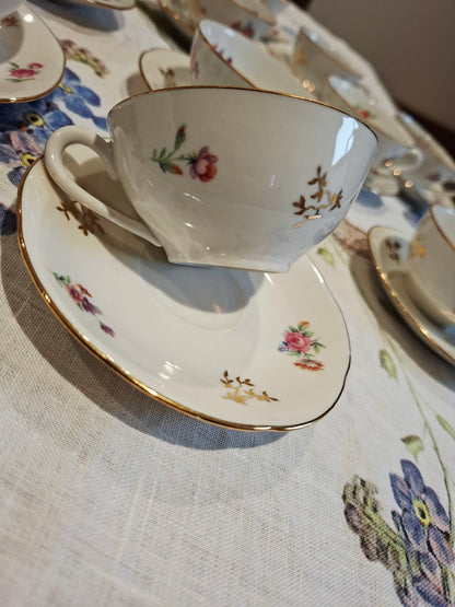 Lot de 12 tasses et soucoupes, véritable porcelaine
