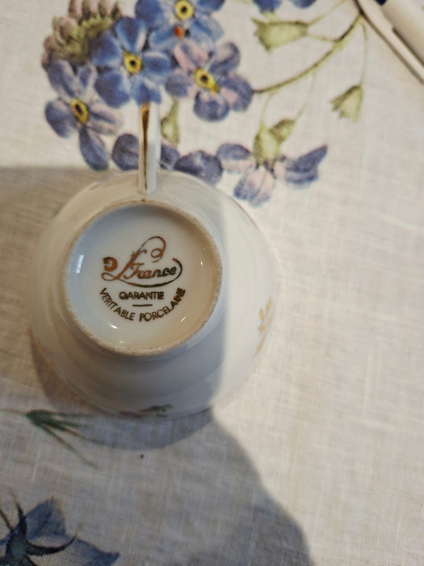 Lot de 12 tasses et soucoupes, véritable porcelaine