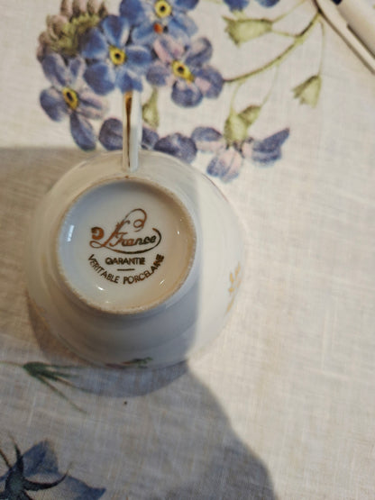 Lot de 12 tasses et soucoupes, véritable porcelaine