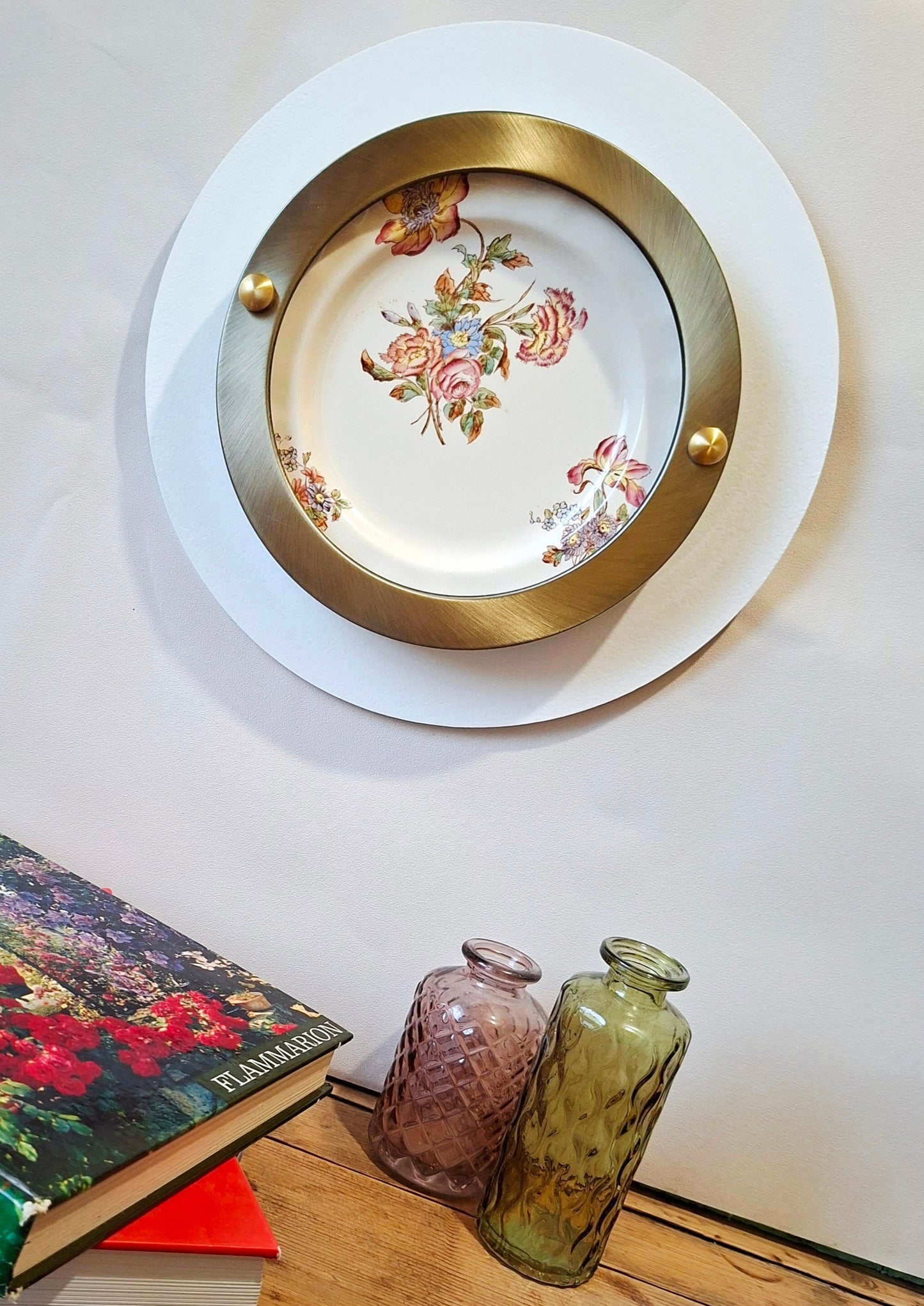 Décoration murale artisanale avec assiette Longchamp saxe