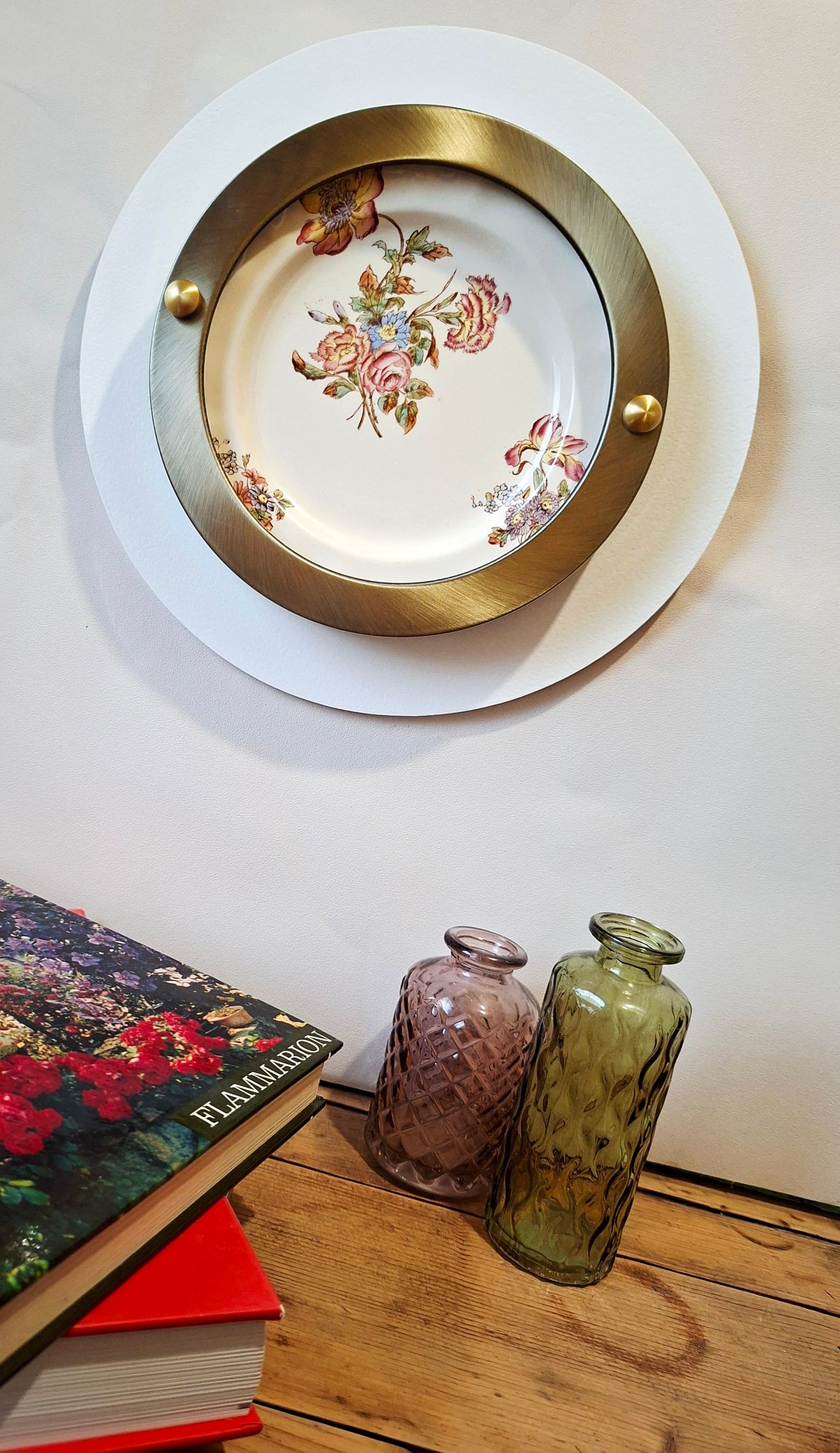 Décoration murale artisanale avec assiette Longchamp saxe