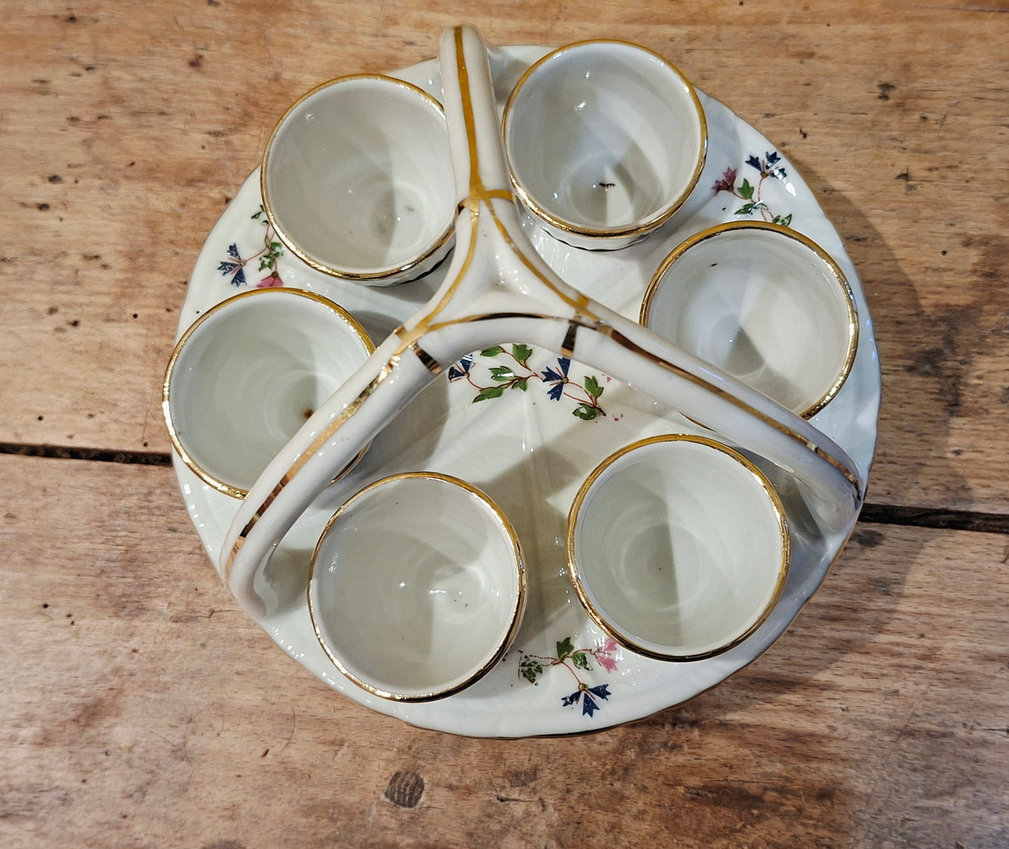 Charmant ensemble de coquetiers avec leur socle