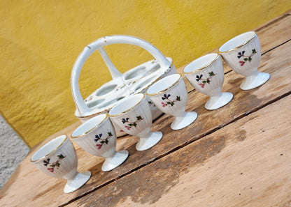 Charmant ensemble de coquetiers avec leur socle