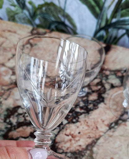 6 petits verres en cristal