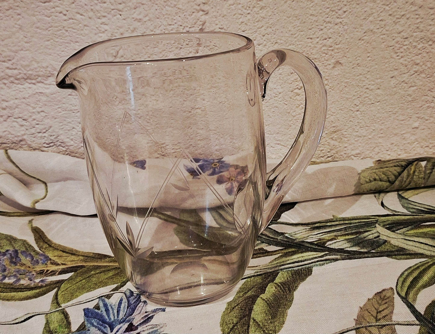 Pichet en cristal à motifs gravés