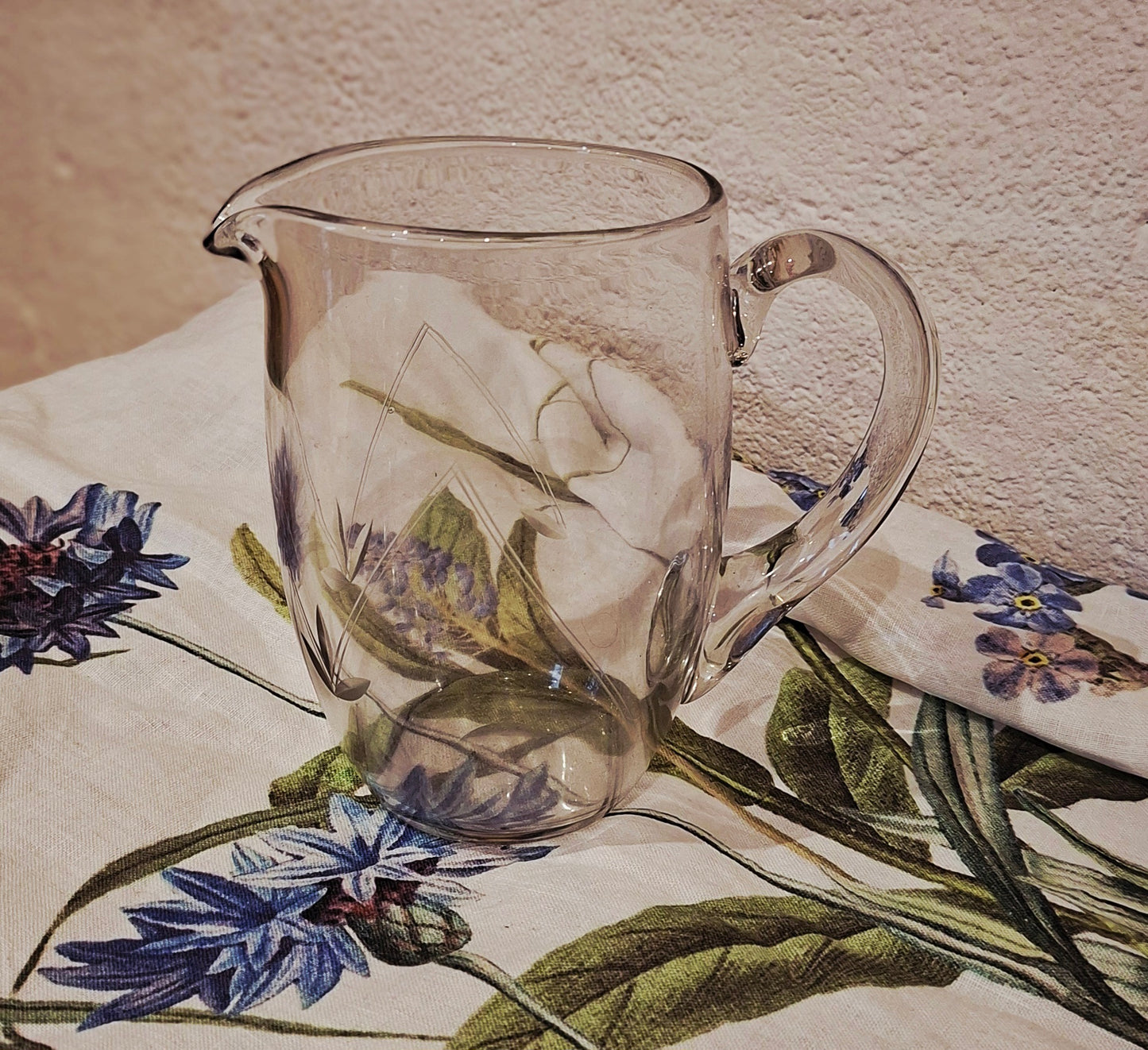 Pichet en cristal à motifs gravés