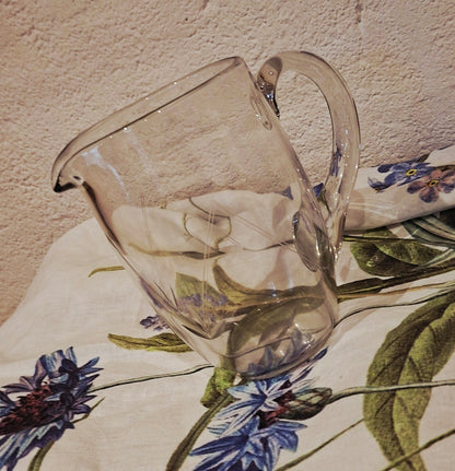 Pichet en cristal à motifs gravés