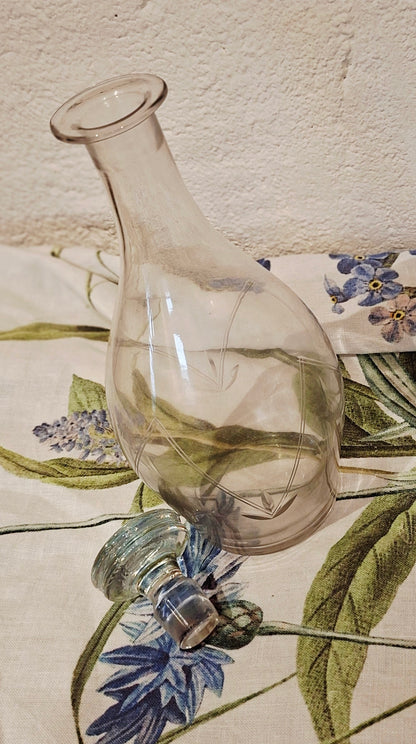 Carafe en cristal à motifs gravés avec bouchon
