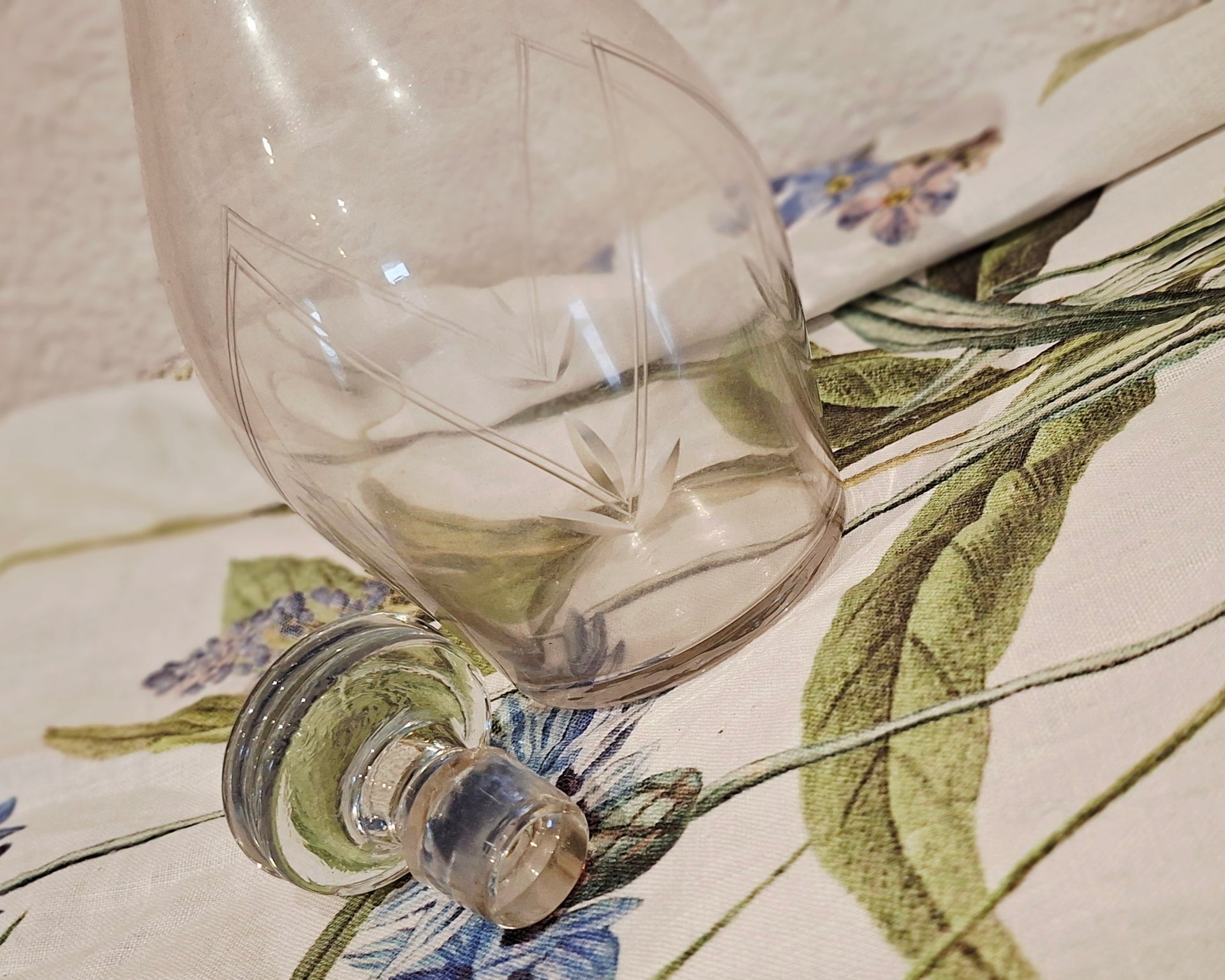 Carafe ancienne en cristal taillé et ciselé à décor floral, Bohême, XIX