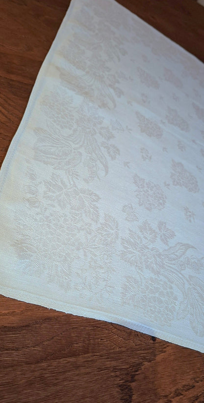 Grande Nappe Blanche ancienne damassée en lin – Linge de table ancien, décor de mûres  XXᵉ siècle