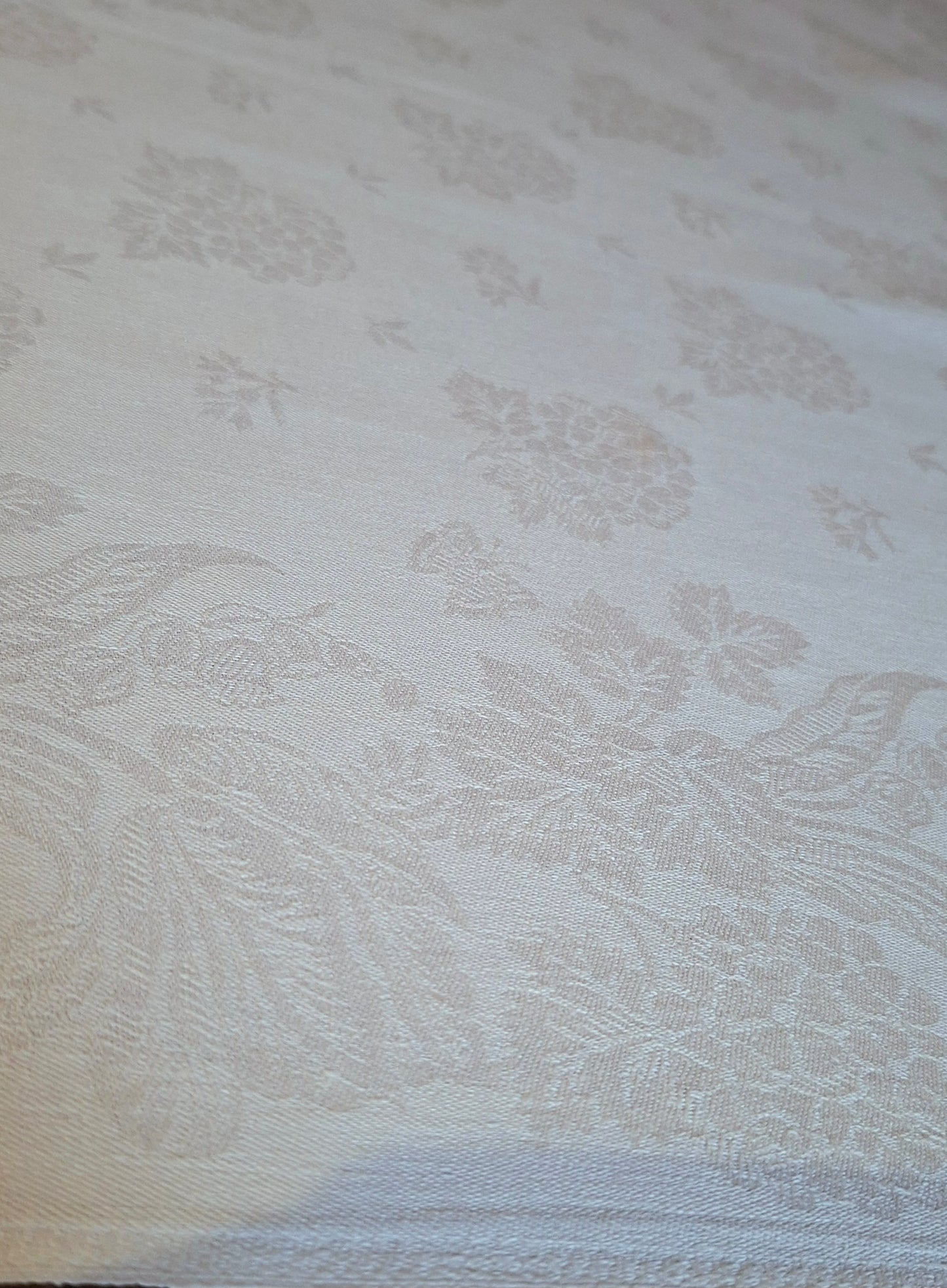 Grande Nappe Blanche ancienne damassée en lin – Linge de table ancien, décor de mûres  XXᵉ siècle