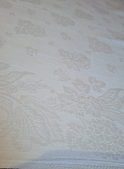 Grande Nappe Blanche ancienne damassée en lin – Linge de table ancien, décor de mûres  XXᵉ siècle