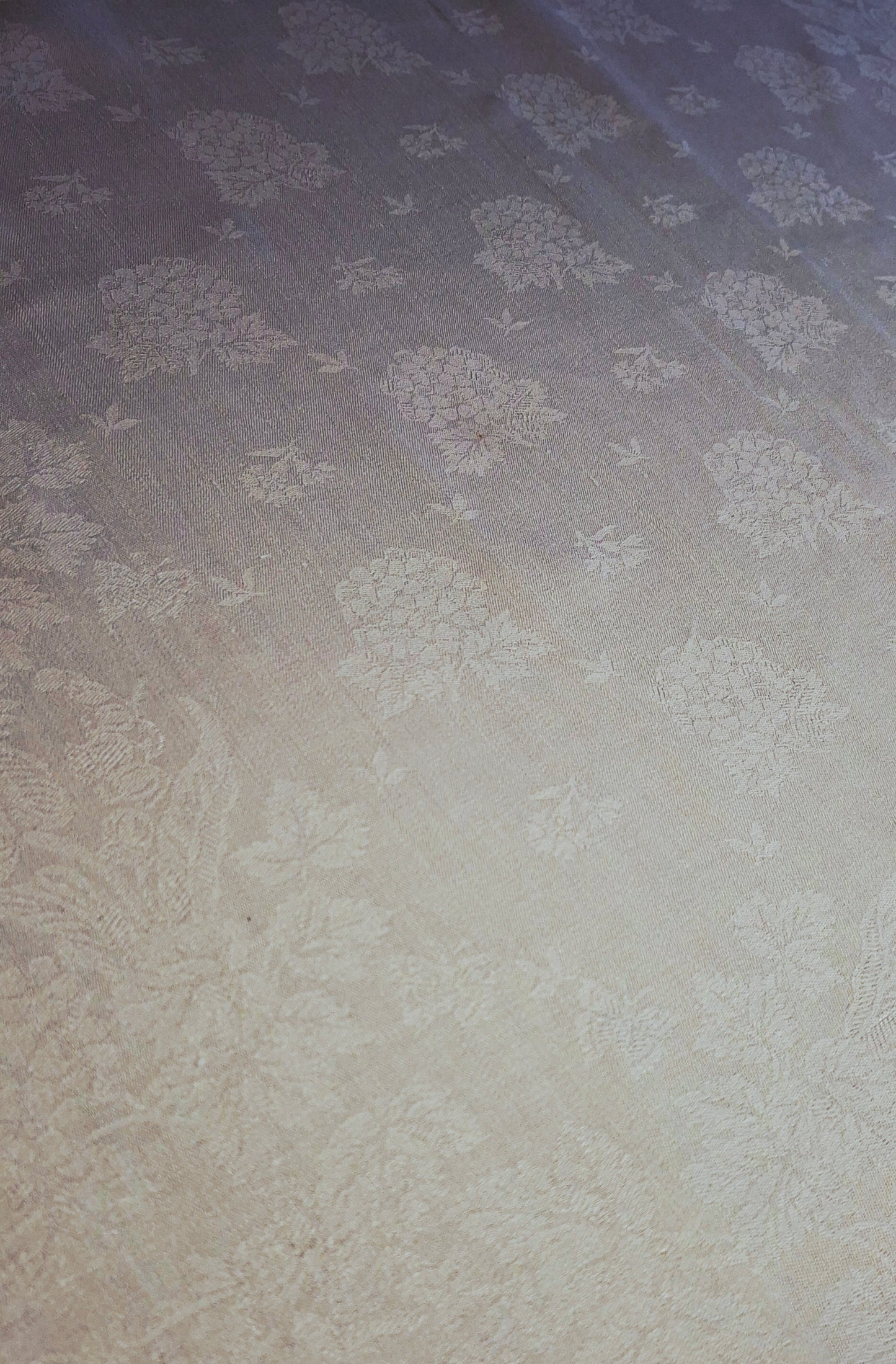 Grande Nappe Blanche ancienne damassée en lin – Linge de table ancien, décor de mûres  XXᵉ siècle