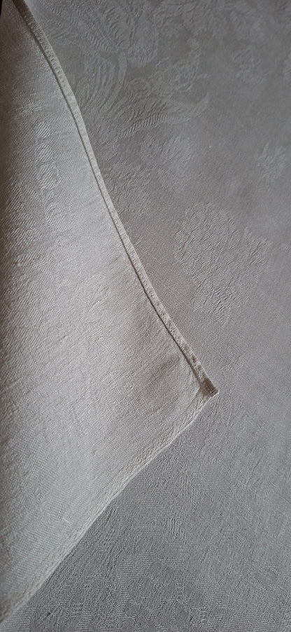 Grande Nappe Blanche ancienne damassée en lin – Linge de table ancien, décor de mûres  XXᵉ siècle
