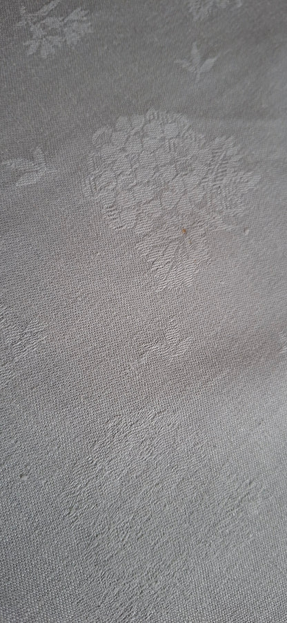 Grande Nappe Blanche ancienne damassée en lin – Linge de table ancien, décor de mûres  XXᵉ siècle