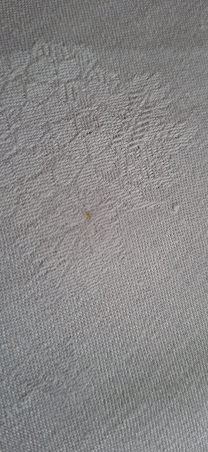 Grande Nappe Blanche ancienne damassée en lin – Linge de table ancien, décor de mûres  XXᵉ siècle