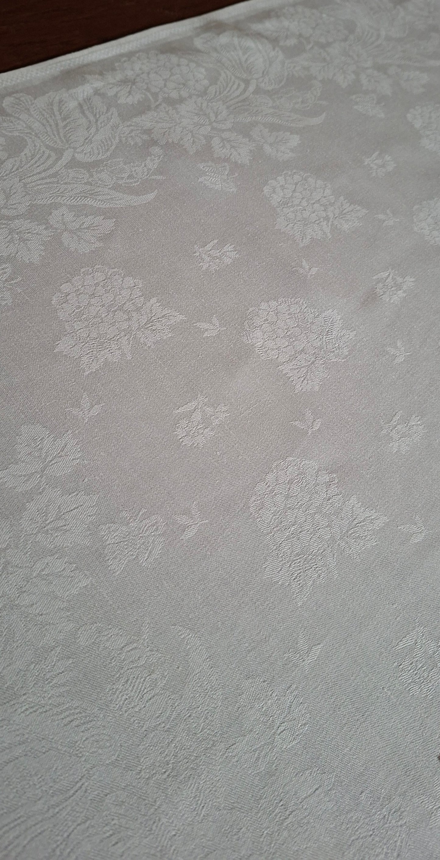 Grande Nappe Blanche ancienne damassée en lin – Linge de table ancien, décor de mûres  XXᵉ siècle
