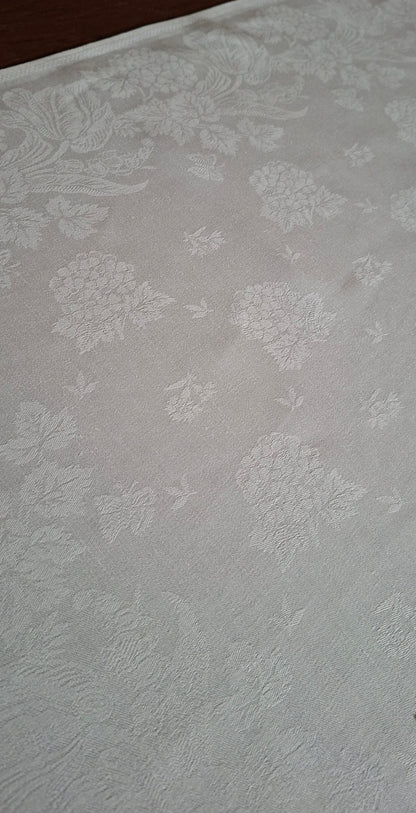 Grande Nappe Blanche ancienne damassée en lin – Linge de table ancien, décor de mûres  XXᵉ siècle