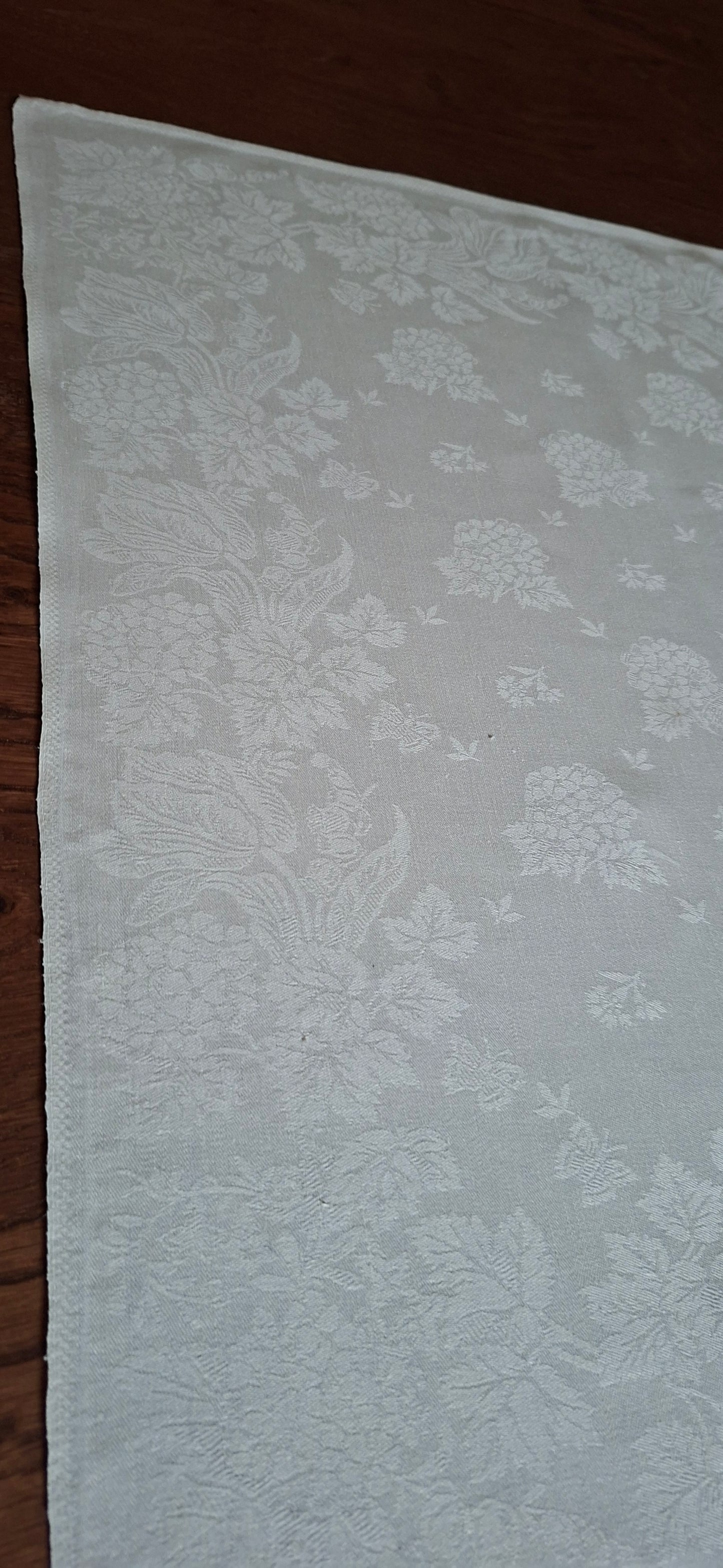 Grande Nappe Blanche ancienne damassée en lin – Linge de table ancien, décor de mûres  XXᵉ siècle
