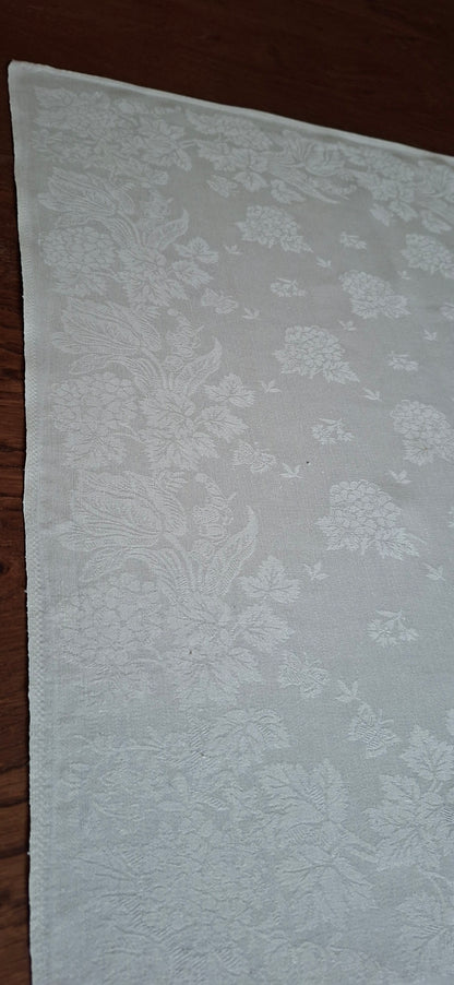 Grande Nappe Blanche ancienne damassée en lin – Linge de table ancien, décor de mûres  XXᵉ siècle