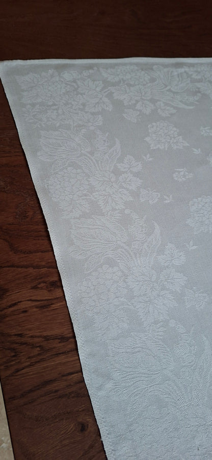 Grande Nappe Blanche ancienne damassée en lin – Linge de table ancien, décor de mûres  XXᵉ siècle