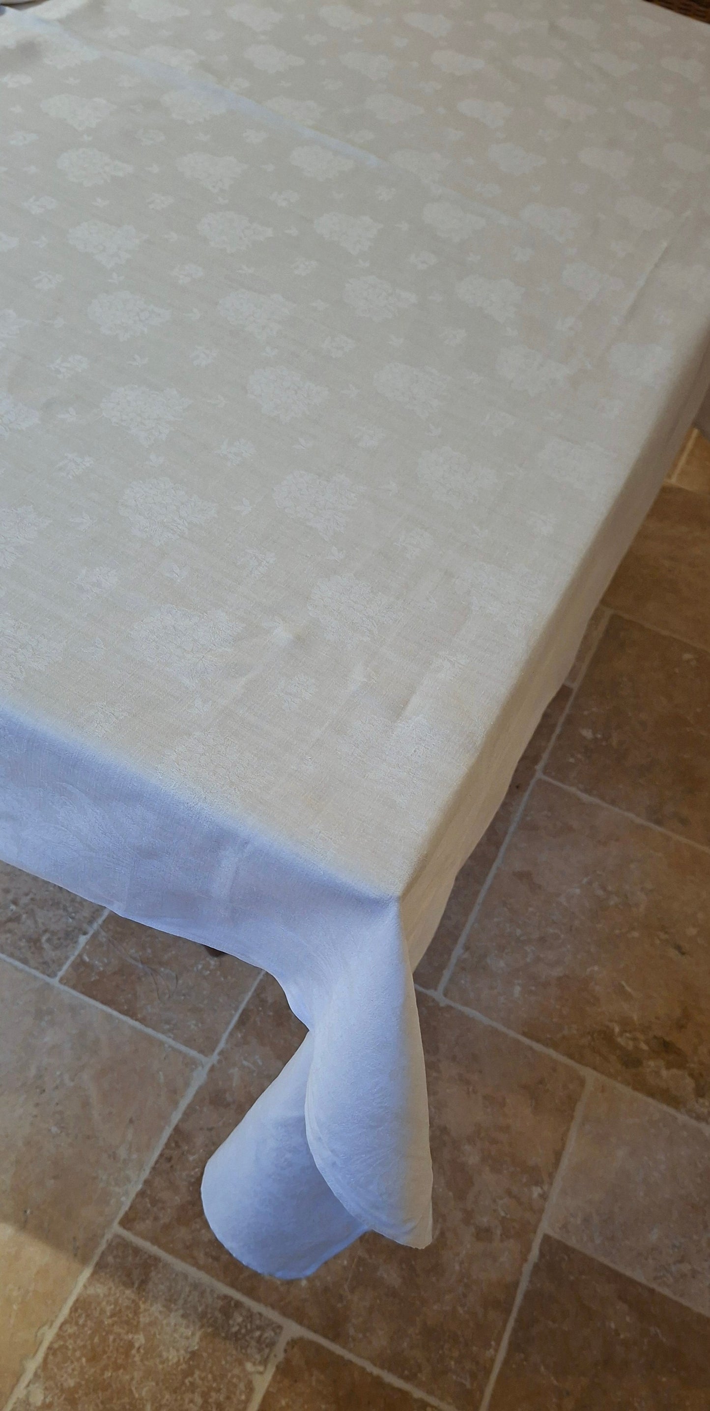 Grande Nappe Blanche ancienne damassée en lin – Linge de table ancien, décor de mûres  XXᵉ siècle