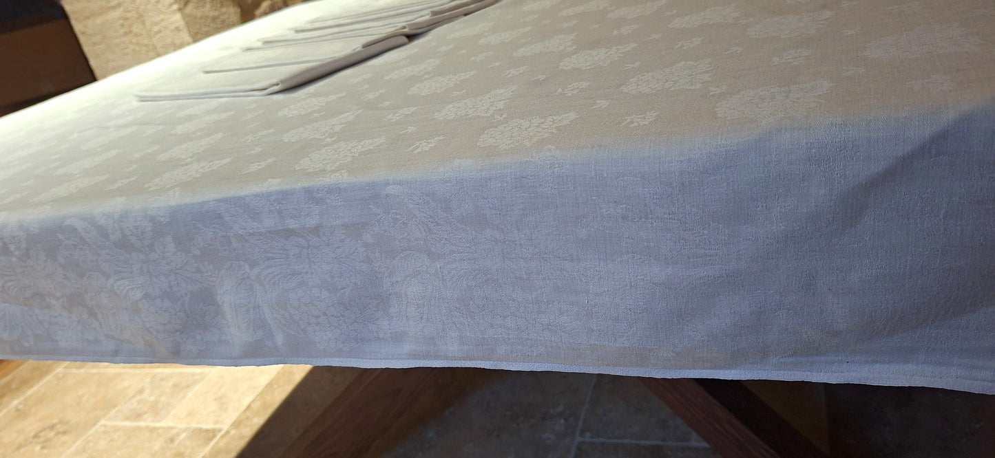 Grande Nappe Blanche ancienne damassée en lin – Linge de table ancien, décor de mûres  XXᵉ siècle