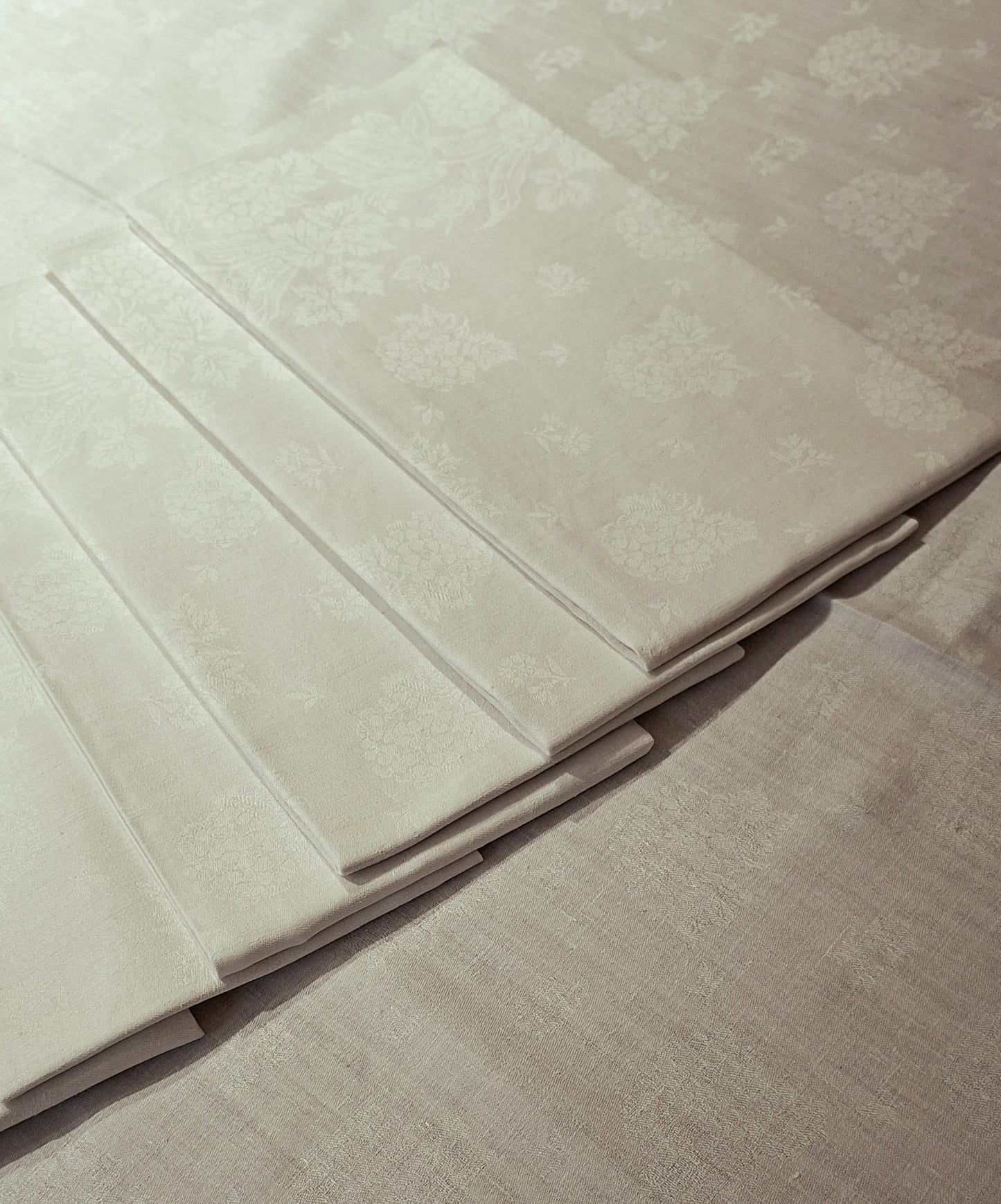 Grande Nappe Blanche ancienne damassée en lin – Linge de table ancien, décor de mûres  XXᵉ siècle