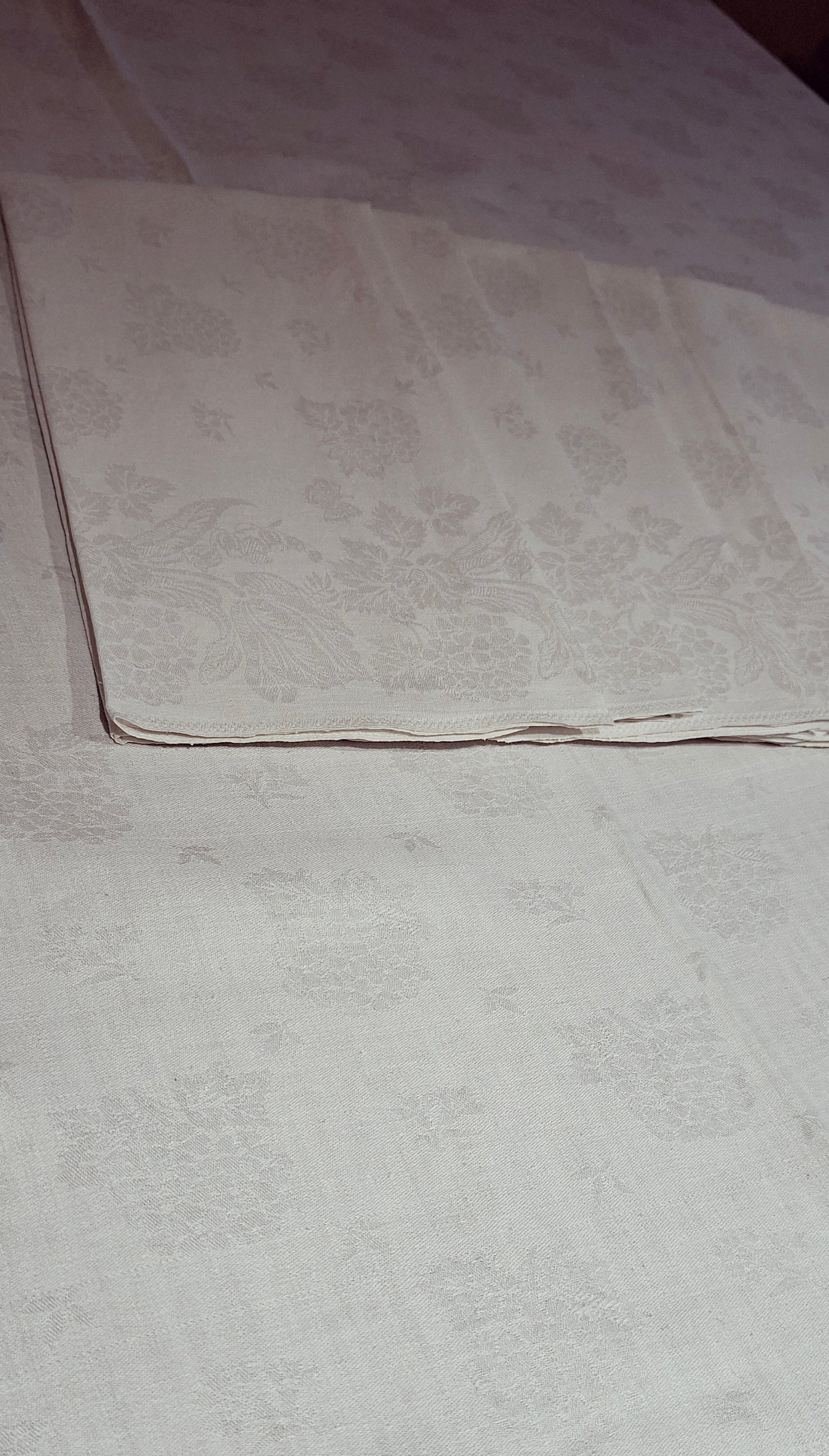 Grande Nappe Blanche ancienne damassée en lin – Linge de table ancien, décor de mûres  XXᵉ siècle