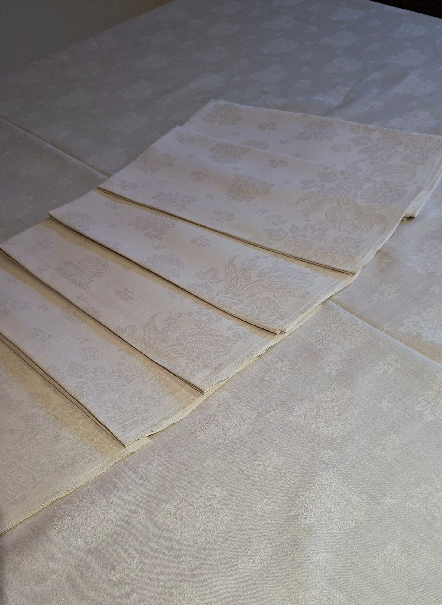 Grande Nappe Blanche ancienne damassée en lin – Linge de table ancien, décor de mûres  XXᵉ siècle