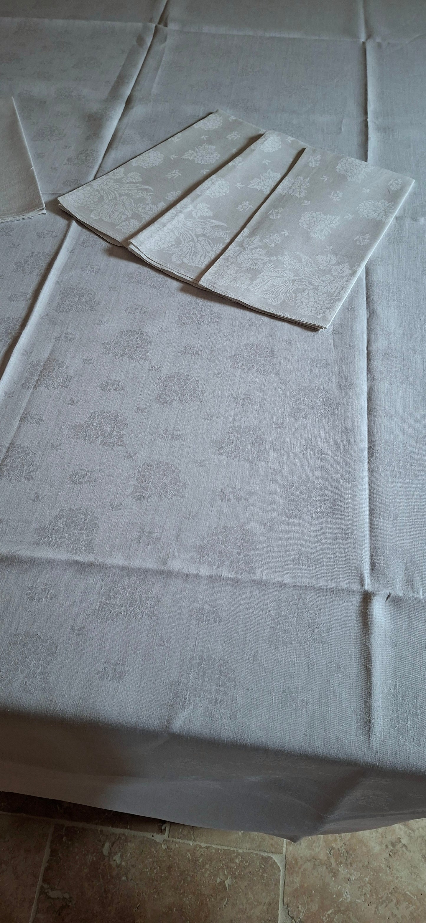 Grande Nappe Blanche ancienne damassée en lin – Linge de table ancien, décor de mûres  XXᵉ siècle