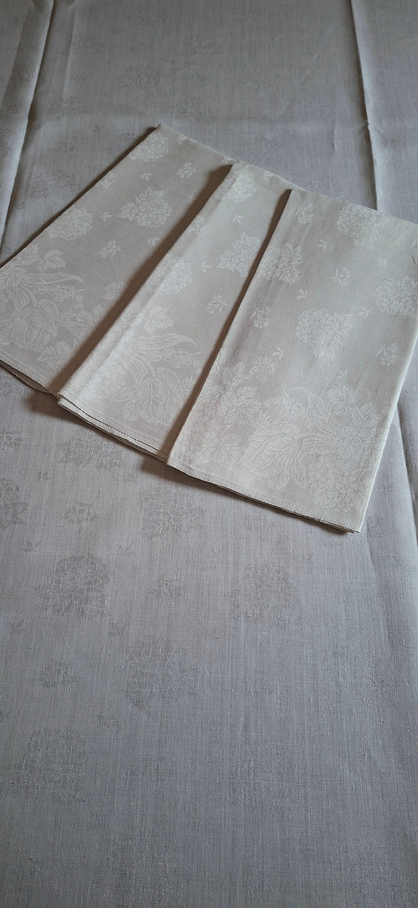 Grande Nappe Blanche ancienne damassée en lin – Linge de table ancien, décor de mûres  XXᵉ siècle